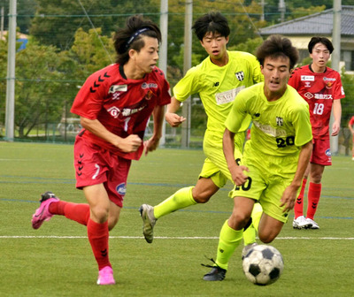 【福島Ｕ―帝京安積セカンド】ドリブルで切り込む福島Ｕの宮崎（左）。２ゴールの活躍を見せた＝熱海フットボールセンター