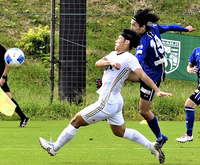 【Ｆ．Ｆ．Ｃ．松下―ＪＯＧＡＮＪＩ富山】後半３３分、２点目を決めるＦ．Ｆ．Ｃ．松下のＦＷ前川龍之介（右）＝Ｊヴィレッジ