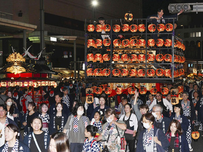 威勢の良いかけ声とおはやしを響かせた山車まつり＝２８日、郡山市・駅前大通り