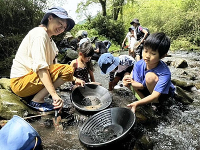 砂金採り体験イベントで、砂金を探す参加者＝８月、塙町真名畑