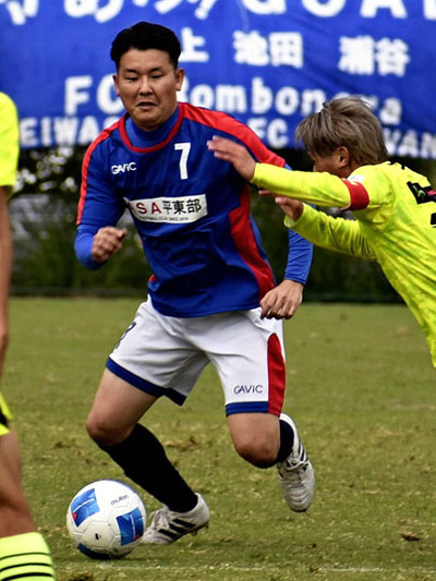 【ＦＣ．Ｂｏｍｂｏｎｅｒａ―ＡＳＡ平東部ＦＣ】攻め上がるＡＳＡ平東部ＦＣの選手＝Ｊヴィレッジ