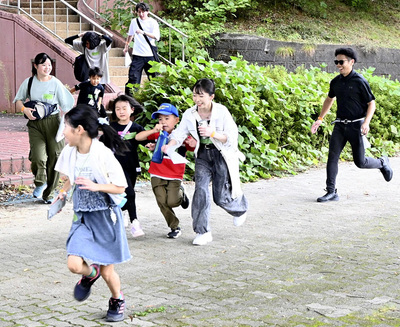 ”怪盗”から逃げ回る子どもたち