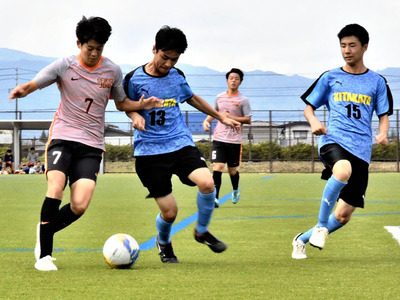 【清陵情報―喜多方】激しく競り合う選手＝会津総合運動公園多目的サッカー・ラグビー場