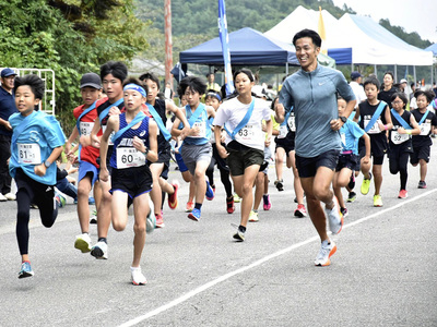 子どもたちとスタートを切る相沢選手（右）