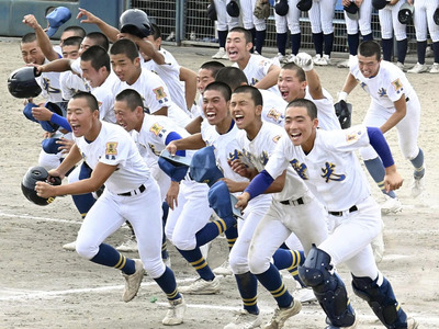 【東日大昌平―聖光学院】サヨナラ勝ちを収め、駆け出す聖光学院ナイン＝あいづ球場