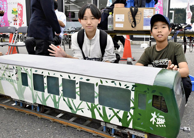 鉄道模型「リゾートしらかみ模（ぶな）編成」を前にする杏さん（左）と淳紘さん。「世界一応援される只見線に」と意気込む