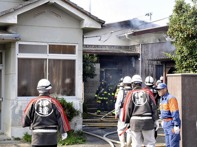 消火活動に当たる消防隊＝１日午前９時１５分ごろ、伊達市梁川町