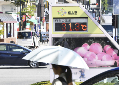 ３０度を超える温度計。県内各地で１０月の最高気温を観測した＝２日正午ごろ、福島市・ＪＲ福島駅前