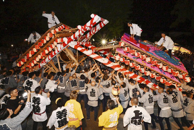 八幡神社境内で、威勢のいいかけ声とともに激しくぶつかり合う屋台＝５日午後９時３０分、福島市飯坂町