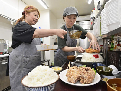 調理場に立つ阿部さん（左）と三浦さん。豪快な料理は訪れた客を満足させる（吉田義広撮影）