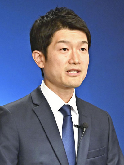 立候補を表明する根本氏