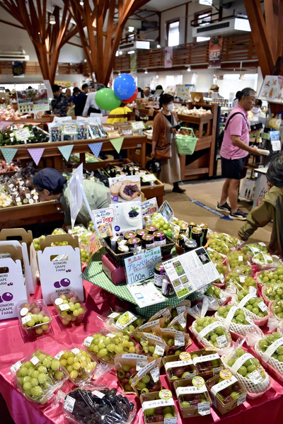 農産物などお買い得品が並び、買い物客でにぎわう館内