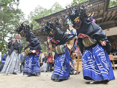 八坂神社に奉納された三匹獅子舞＝６日午前、川俣町