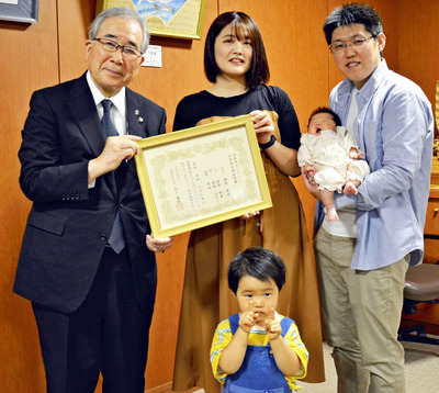 品川市長（左）から証明書を受ける福岡さん親子