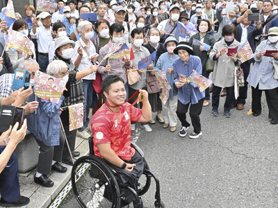 町内をパレードしながら記念撮影に応じる橋本選手。沿道からの祝福に笑顔を見せた＝７日午前、三春町