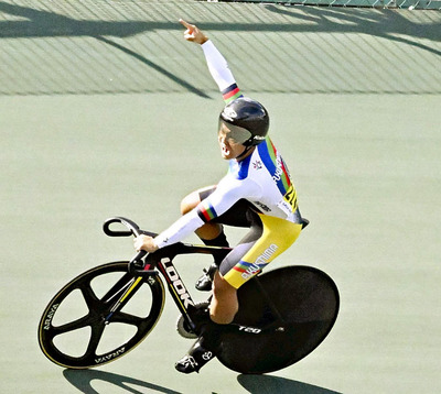 【自転車少年男子Ｂスプリント】右手の人さし指を掲げて勝利の喜びを爆発させた榊枝＝武雄競輪場