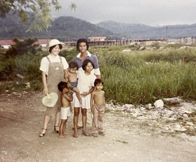 東南アジアを旅行中に現地の人と撮影した一枚で左が私。各国の子どもの発達を観察するなど１カ月で５カ国をまわった