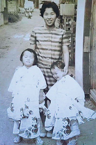 幼少期に母が作った浴衣を着て撮影した写真。前列左が私、同右が妹、後ろは母立つ私。建学の精神そのものだ