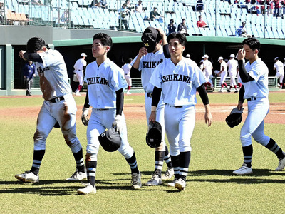 【学法石川―久慈】試合終了後、肩を落としてベンチに戻る学法石川ナイン＝あづま球場