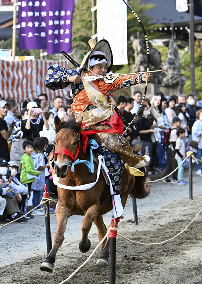 疾走する馬から矢を放つ役者＝古殿町・古殿八幡神社