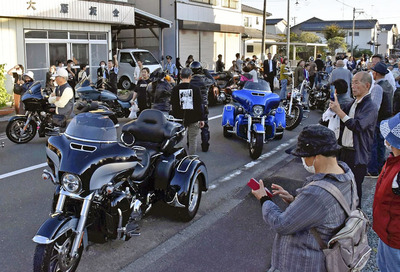 展示されたバイクを見学する住民ら