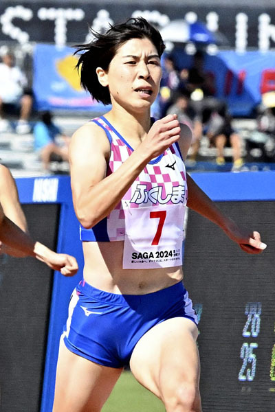 【陸上成年女子３００メートル】日本新記録となる３６秒９３をマークした松本奈菜子（東邦銀行）＝ＳＡＧＡスタジアム