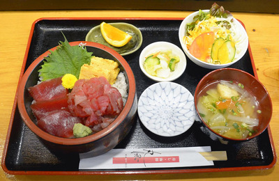 赤身と中落ちの部位の違いを楽しめるランチまぐろ丼（９００円）