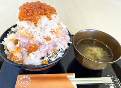 「５種海鮮タワー丼」。ボリュームは３丁目（４２００円）