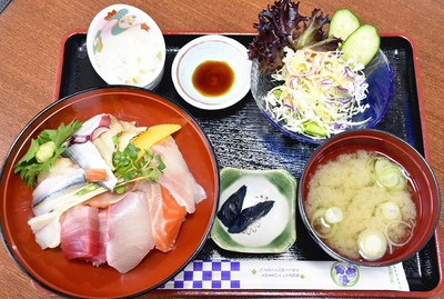 具材がきらりと輝く海鮮丼（１３００円）