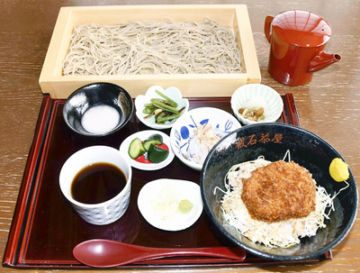 一番人気のそばとソースかつ丼のセット（１２５０円）