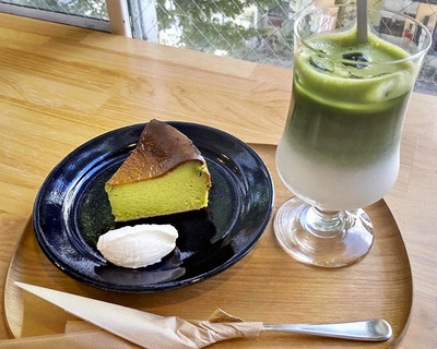 抹茶バスクチーズケーキ（左、５８０円）、抹茶ラテ（５５０円）