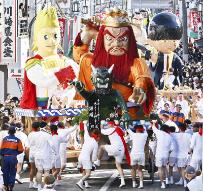 大型人形を載せた山車が激しくぶつかり合った「針道のあばれ山車」＝二本松市