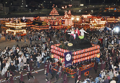 福島稲荷神社に向けて練り歩いた山車＝福島市・駅前にぎわい広場