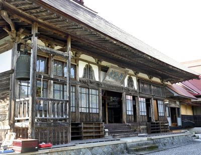 私が生まれ育った三島町の実家（左手前が鐘つき堂）。住職だった父の姿を見て、つながりを大切にする心が育まれた