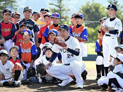 中畑さん（中央）から野球の楽しさを教わった子どもたち