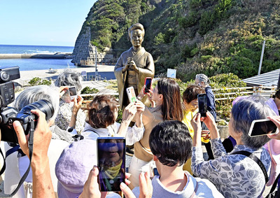 移設除幕式を終えファンに囲まれる美空ひばり像＝いわき市平薄磯