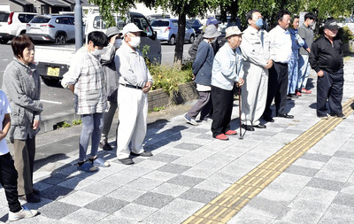 街頭演説に聞き入る有権者ら。県土の約半分を占める選挙区で、候補者が支持拡大に向けた激しい攻防を繰り広げている