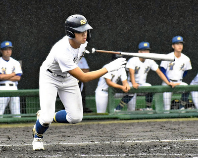 【山形中央―聖光学院】３回裏聖光学院２死一、三塁、右前に先制適時打を放つ菊地＝ヨークいわきスタジアム