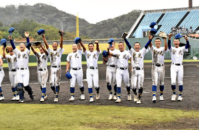 ３年ぶりの決勝進出を決め、ガッツポーズする聖光学院ナイン＝ヨークいわきスタジアム