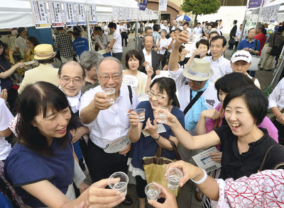 蔵人たちが直接、お客さんに酒をついでおいしさを伝えることがファンづくりの第一歩。そんな取り組みを続けることが福島の酒が再生する早道ではないのか