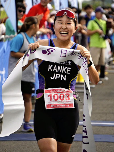 【日本学生トライアスロン選手権観音寺大会】ゴール後に笑顔を浮かべる菅家成美＝渡良瀬遊水地