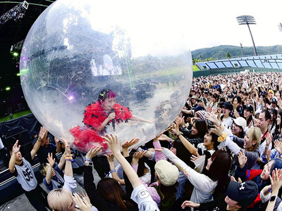 ライブで観客と触れ合う水曜日のカンパネラ（©LIVE AZUMA）