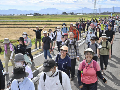 稲刈りが進む田園地帯を約１２００人が歩いた「２０２４あいづ新米ウオーク」＝１９日午前、湯川村