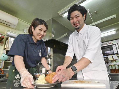 母規子さんから引き継いだ店を切り盛りする拓弘さん（右）と優理亜さん夫妻（石井裕貴撮影）