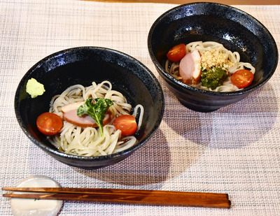 「オリーブオイルの冷かけ蕎麦」（左）と「地元クルミとバジルの冷かけ蕎麦」