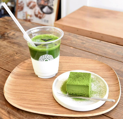 アイス抹茶ラテ（左、５８０円）、抹茶テリーヌ（４２０円）