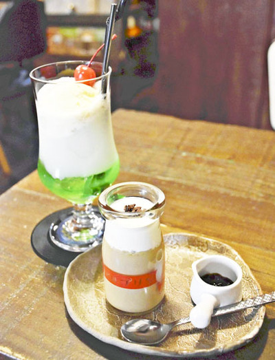 コーヒープリン（手前、４５０円）とクリームソーダ（５３０円）