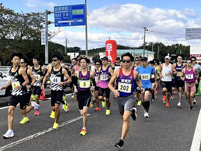 勢いよくスタートを切る出場選手たち