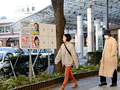 候補者のポスターが貼られた掲示板。旧１区で争った与野党候補者が新１区でも一騎打ちを繰り広げている＝福島市