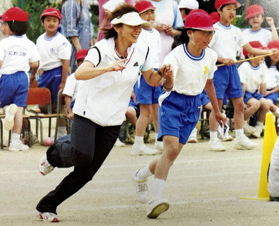 菅野先生（左）と走った運動会。スポーツが大好きな先生でバスケットボールも教えてくれた。パラリンピックに出場するという先生との約束を果たし、恩返ししたい